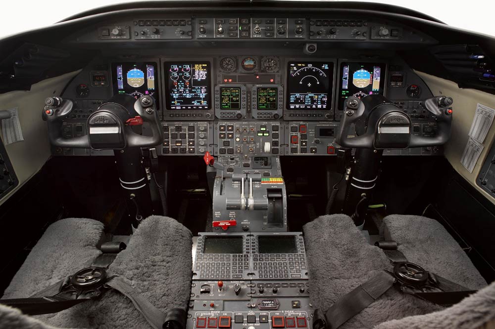 2002-bombardier-learjet-45-cockpit.jpg